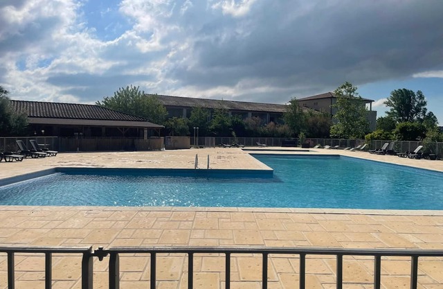 Homerez - Flat in Azille with pool