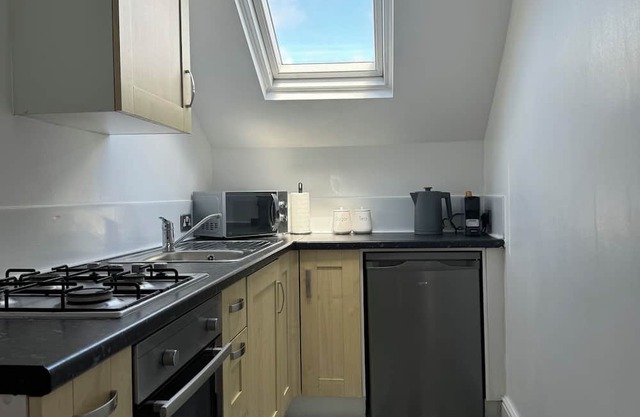 The Eaves - Victorian second floor, open plan apartment