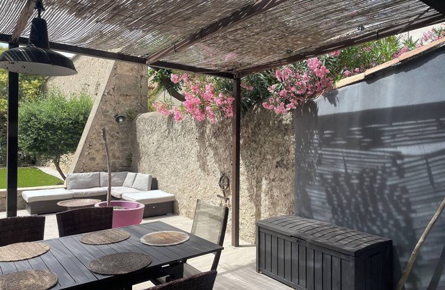 CIFFRE HOUSE 4 BEDROOMS SWIMMING POOL GARDEN 17 minutes from the beach