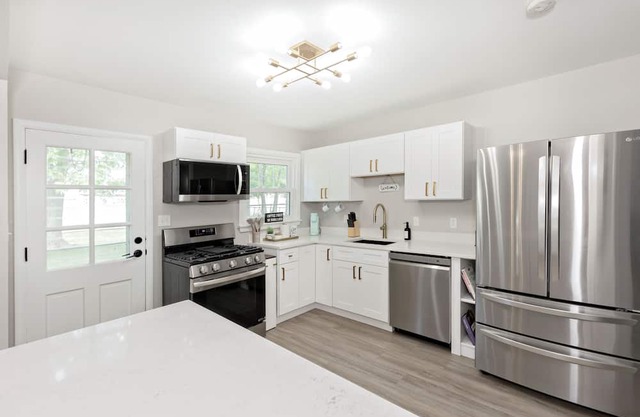 Modern Updated Ranch 15 min to Downtown & Hospitals