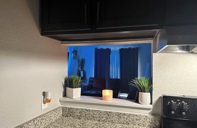 Cozy 1-bedroom apartment with WiFi, AC in superb Houston neighborhood.