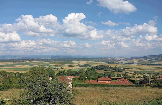 Maison Familiale Avec Petite Cour Fermée au Coeur de L'auvergne