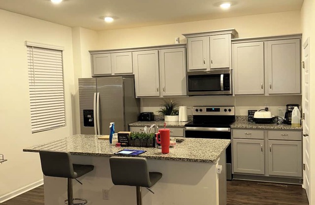 Clean and stylish 1-bedroom with WiFi, AC near ATL
