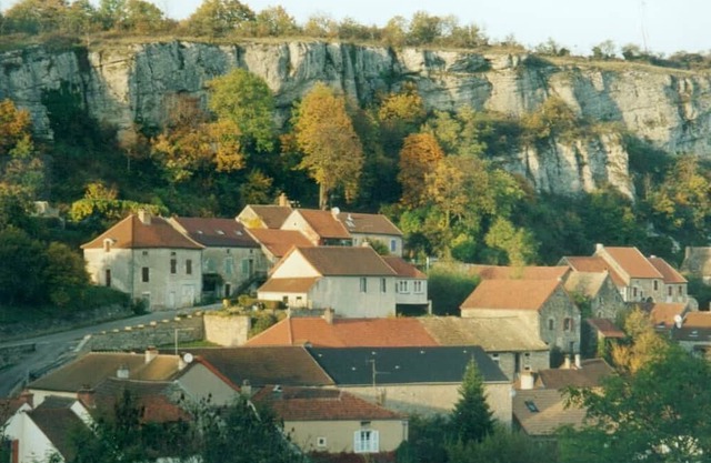 Tastefully renovated Farmhouse in Burgundy village; 4 bedrooms, secure garden.