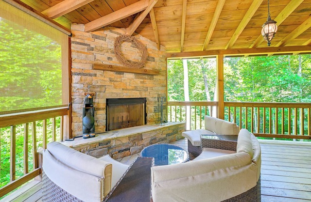 Cashiers Cottage w/Screened Porch & Trail Access!