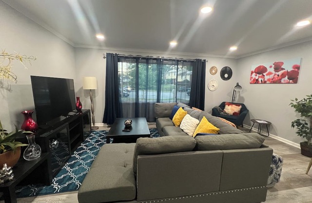 Spacious 5-bedroom house with driveway & backyard near DC and JB Andrews