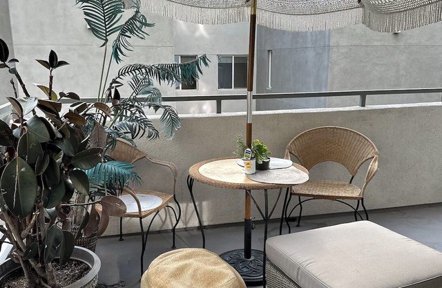 DownTown Condo near Little Italy with parking: walking distance to everything!