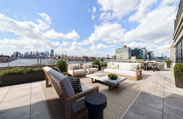 Skyline Manhattan Views - Luxury Queen Suite - Outdoor Pool Williamsburg