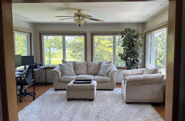 RNC accommodating & spacious home with pool 15 minutes from downtown Milwaukee.