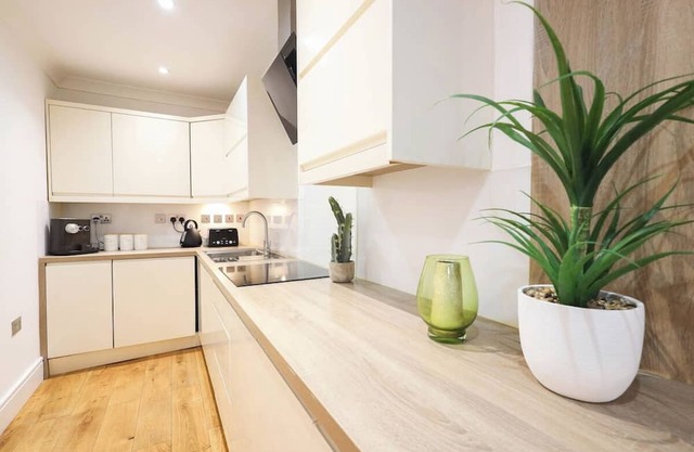 City Centre, Spacious, Ensuite, Smart TV, Sofa Bed