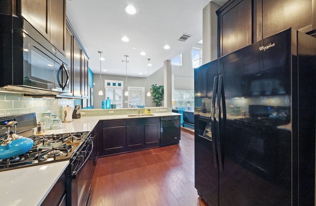 Elegant Lakeline Residence #42159