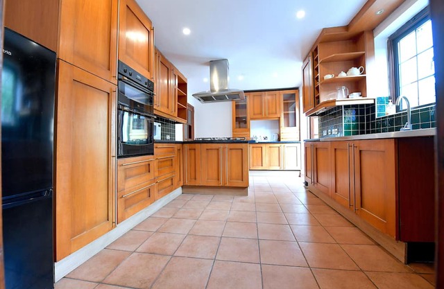 Large six bedroom home near Central London. Free parking.