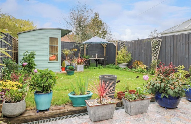 6 THE COTTRELLS, pet friendly, with open fire in Angmering