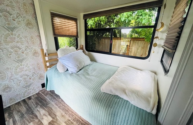 13 mins U of O and Autzen! 16 acre getaway!