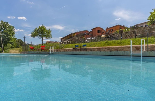 Cosy apartment for 2 people with A/C, pool, WIFI, TV, patio and parking, close to Arezzo