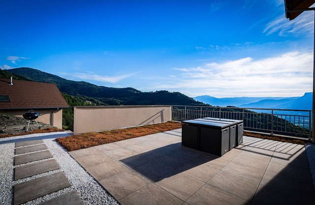 Espace Détente Piscine Jacuzzi Intérieure Privée et Sauna Avec vue Montage