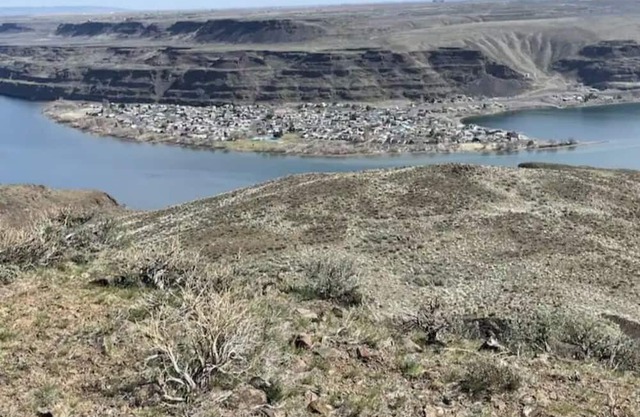 Cozy 2 bedroom Sunland home with private yard 6 miles from the Gorge