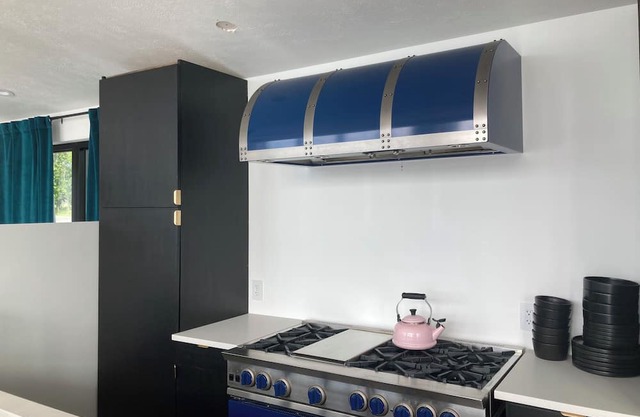 MODERN & NEW Lake Home w/swimmable beach and built in entertainment