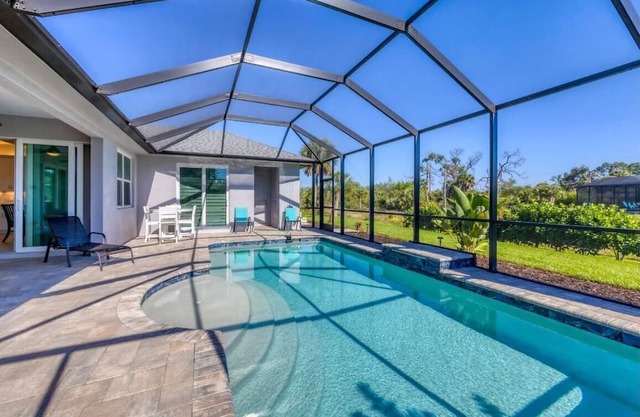 Vacation Home Getaway for 6 at South Gulf Cove w/pool & BBQ