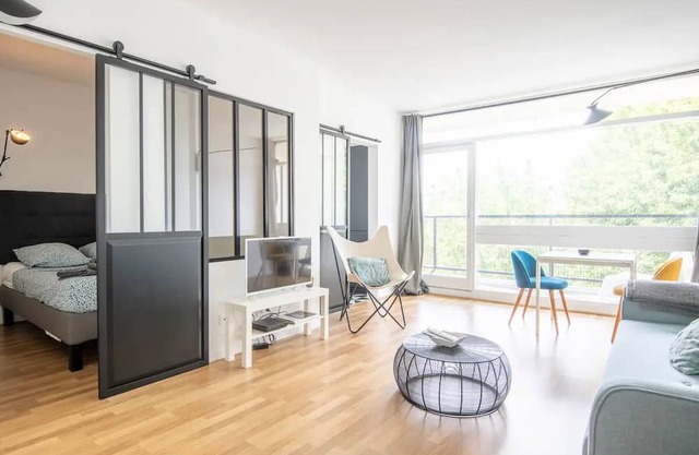 Standing apartment lift balcony garden view