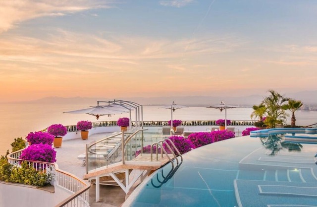 🌊 Experience Beachfront Bliss 2-Bedroom Suite Ocean View! 🌴