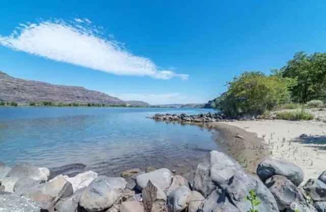 Waterfront retreat on the Columbia River, 10 minutes from The Gorge Amphitheater