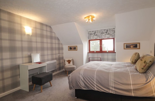 PURLIE LODGE APARTMENT, romantic, with a garden in Inverness