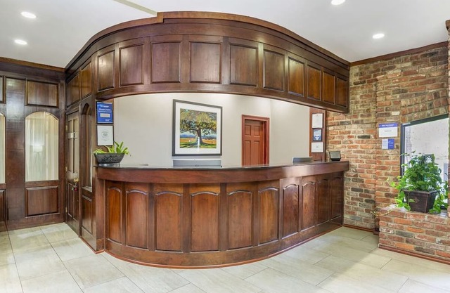 Elegant Rooms with Hot Breakfast – Minutes from Richmond Museums