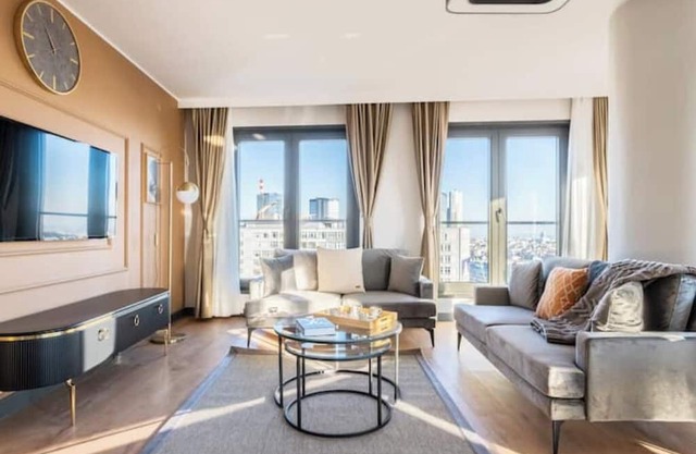 Juno - 3BD Fantastic Duplex Flat in a Residence
