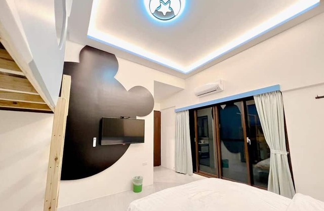 Kuan Pin Ju station elevator Hostel