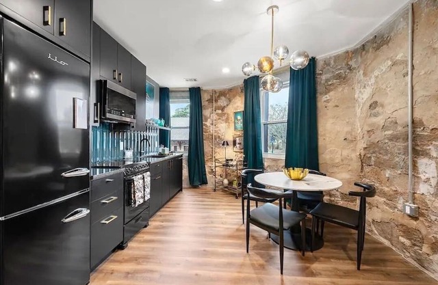 2 Downtown Boutique Suites; walk to Stone Mtn Park