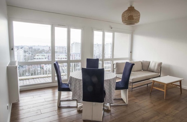 Charming 63 m2 apt with views of the Eiffel Tower
