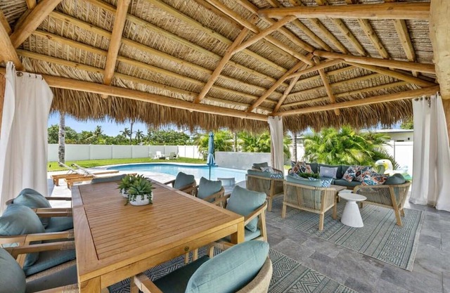 Luxury Heated Pool Tiki Grill 1 Mi to Beach