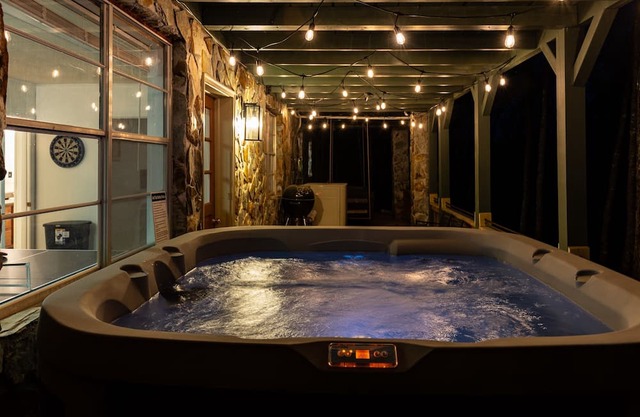 Mountain Retreat/ River views/5 bdrm/Hot Tub/Games
