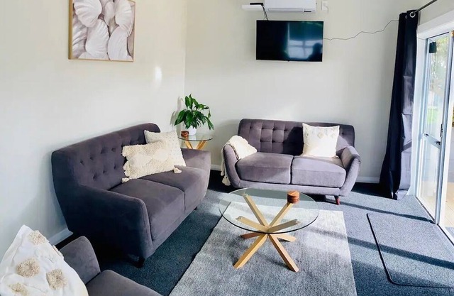 Petone Beach - Entire Villa & Optional Sleep-Out