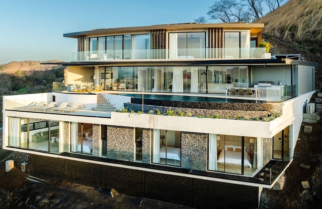 Stunning Modern 6 Bdrm Villa With World Class View and Daily Breakfast