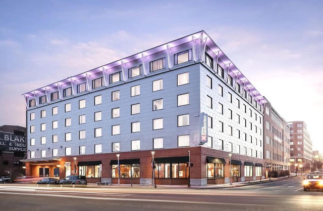 Vibrant City Life meets Seaside Serenity: Downtown Portland w/ Indoor Pool