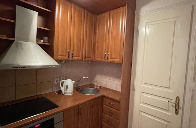 1 Bob's Apartment: 2 bedrooms + living room