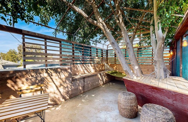 Tranquil Escape in Baldwin Hills: Sauna, Fire Pit, and Rooftop Terrace