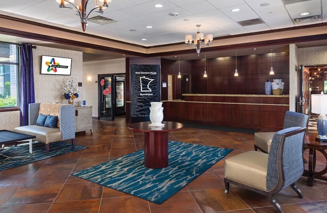 Luxe Comfort Near the Mall: Free Airport Shuttle & Great Beds