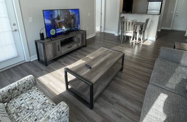 Carmel BEAUTY! Hardwood Floors. Full kitchen. Washer/Dryer.