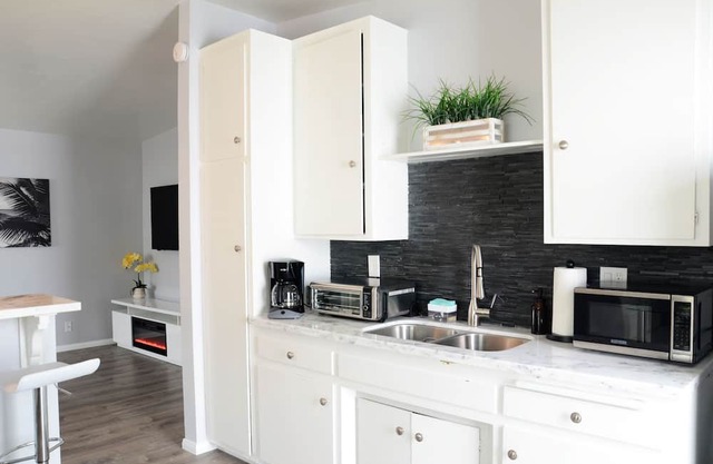 Coastal Charm Retreat: 2bdr, Fully Private Guesthouse 10mins to LAX, Beach, SoFi