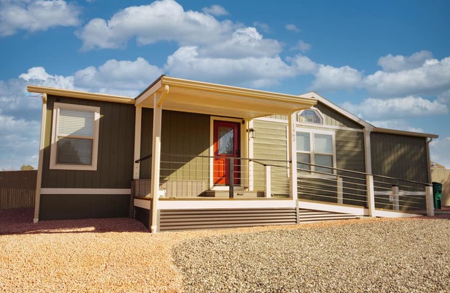Camp Verde Retreat Unwind in our warm haven, hot tub under the stars.