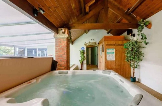 Modern cottage w pool in North Yorkshire