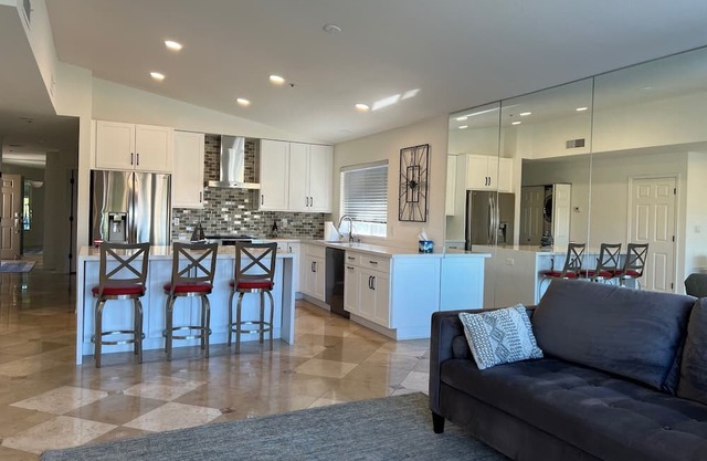 Lakeside 2-bedroom condo with WiFi, pool and fitness room in lovely Scottsdale