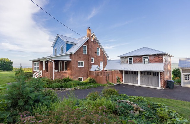 4 bedroom, 1.5 bath, mountain views!