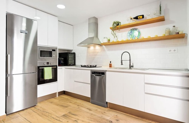 This apartment is a 2 bedroom(s), 2 bathrooms, located in L'Hospitalet de Llobregat, .