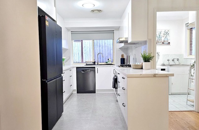 Cosy 3BR House with Garden, 7 mins drive to Macquarie Centre, 5 stars on AirB&B