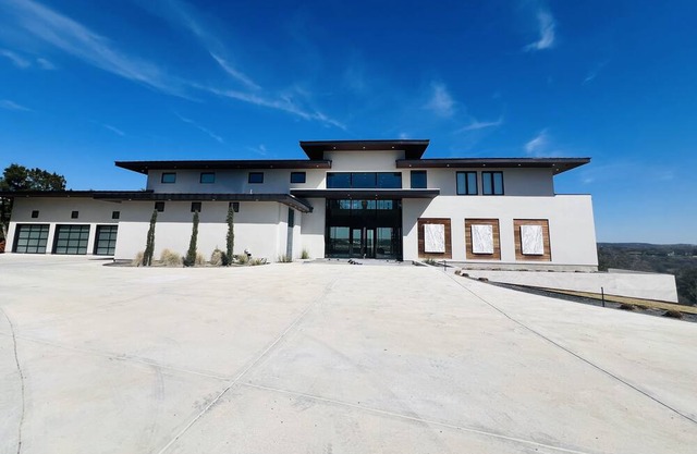 Brand new Breathtaking Lake Austin Estate: SXSW, ACL, F1, Pickleball, Golf