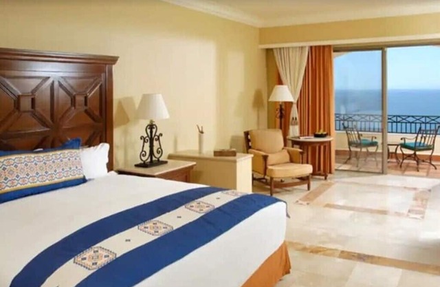 Luxurious suite in Cabo beach front!